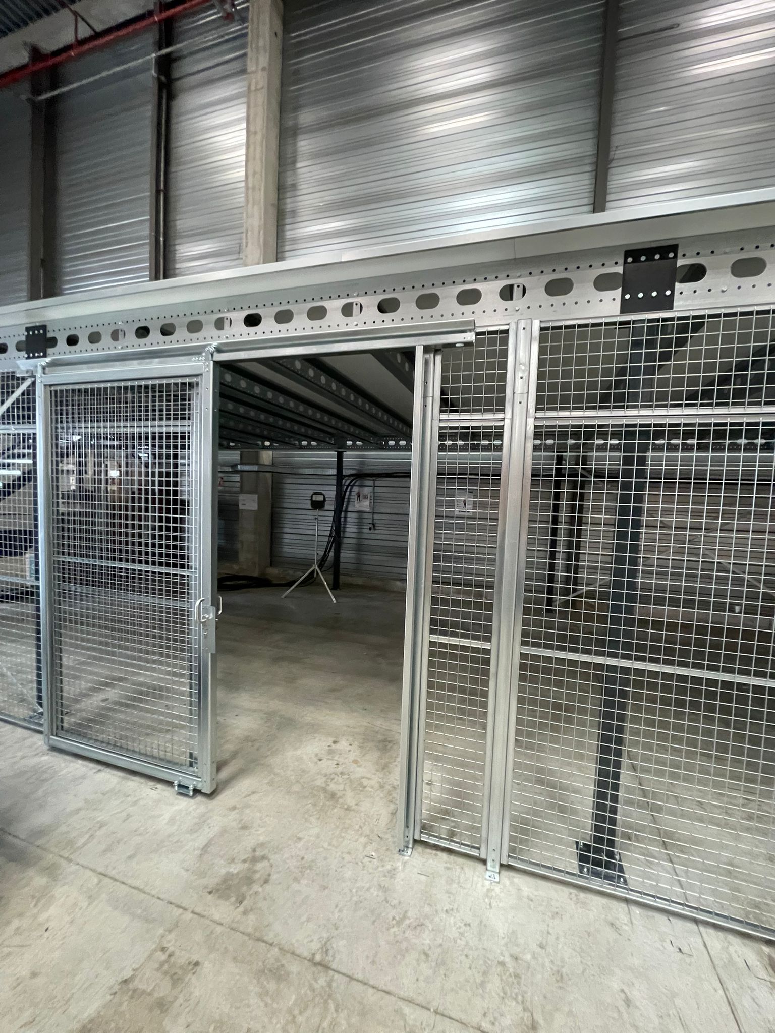Porte grillagée industrielle